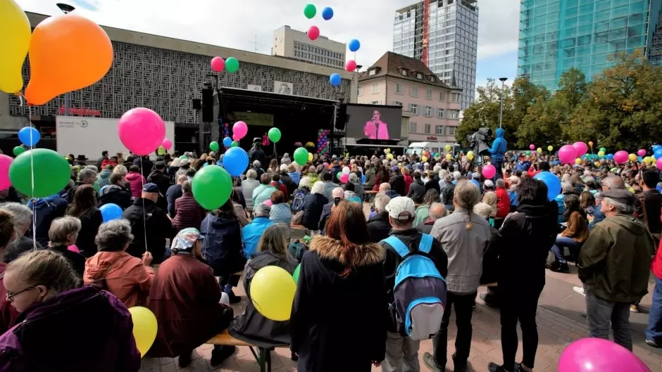 Under police protection, 1,000 march for life in Zürich
