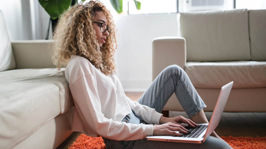 50,000 Women Seek Pregnancy Support Online through Live Chats, Surpassing Phone Calls to Option Line